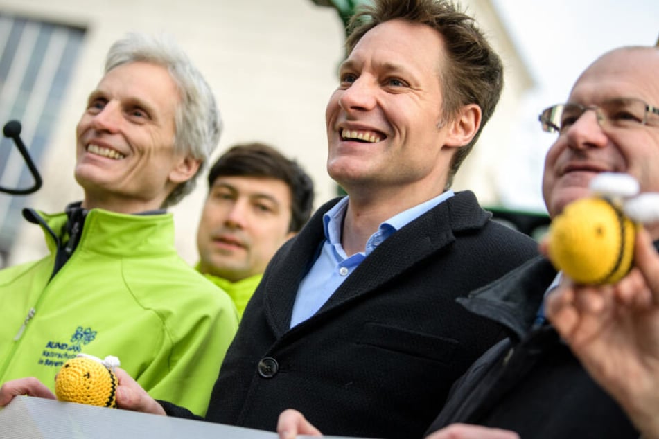 Grünen-Fraktionsvorsitzender Ludwig Hartmann (2.v.r.) fordert eine klare Linie.