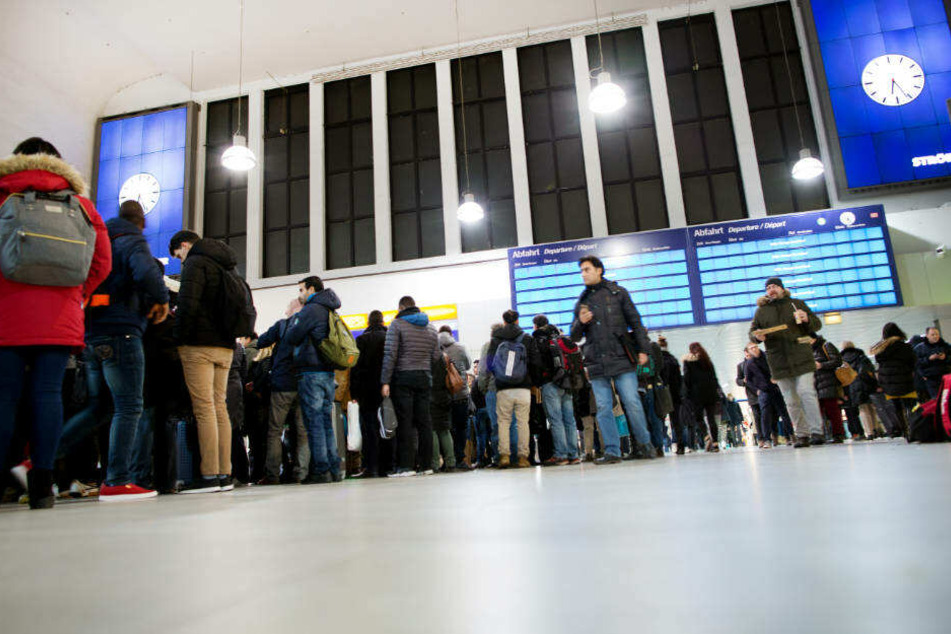 Am Düsseldorfer Hauptbahnhof wurde der Mann mit den beiden Koffern gefilmt (Symbolbild).