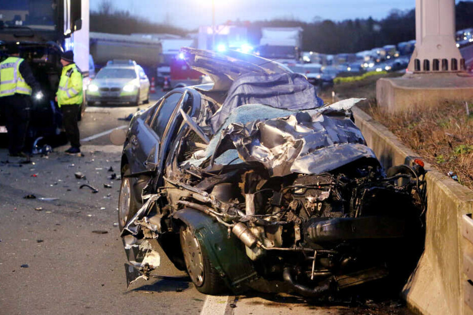 Die Autobahn musste nach dem Unfall voll gesperrt werden.