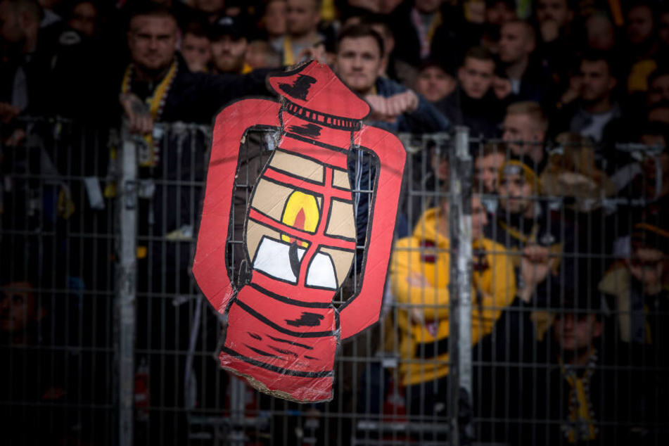 Die Dynamo-Fans hatten vorgebaut: Sie haben die Rote Laterne schon mit nach Stuttgart genommen.