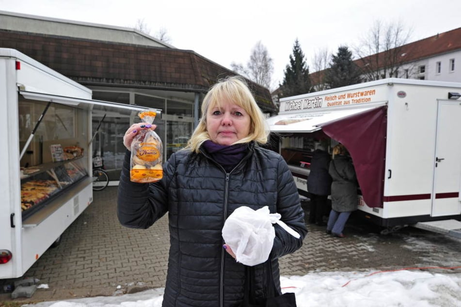 Ramona Richter (55) vor dem geschlossenen Edeka-Markt in Marienthal. Kekse
und Wurstwaren hat sie bei den Notversorgern erworben.