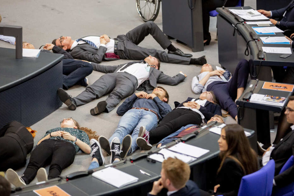 Etwa zwanzig Jugendliche stellten sich im Bundestag tot.