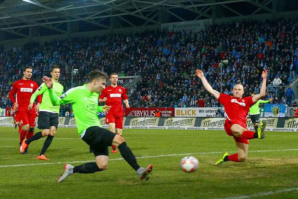Tom Baumgart war der Aufsteiger
der vergangenen Saison. Hier erzielt er beim 4:0-Heimsieg gegen Energie Cottbus
sein erstes Drittligator.