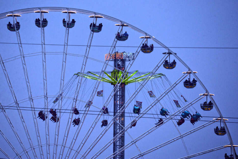 Der Arbeiter war beim Abbau des Riesenrads einer Großkirmes in Bonn in den Tod gestürzt (Archivbild).