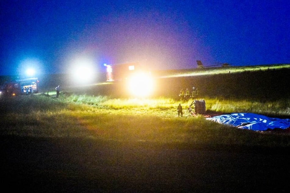 Einsatzkräfte vom Rettungsdienst und ein Hubschrauber eilten zur Unfallstelle.
