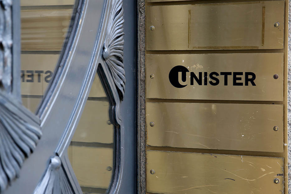 Unistererzielte aber hinter den Kulissen niedrigere Preise und behielt die Differenz ein.