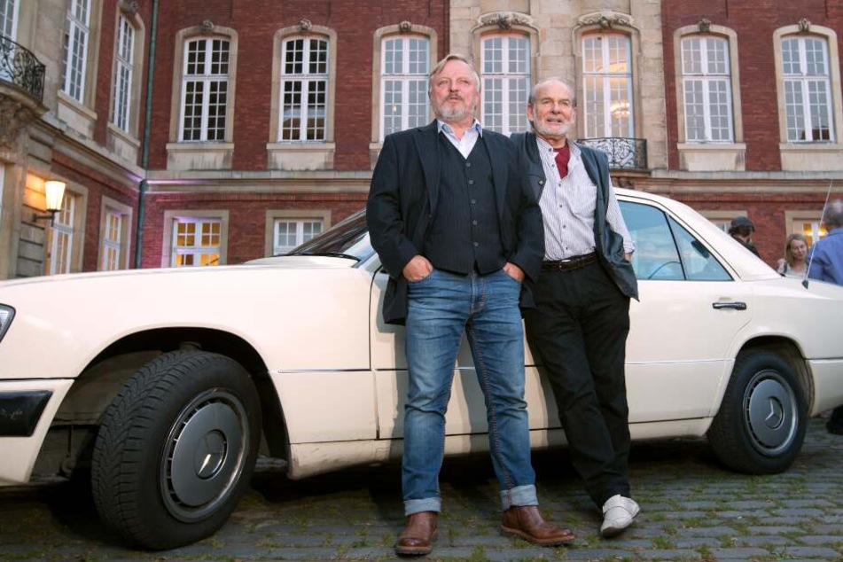 Die Schauspieler Claus Dieter Clausnitzer (Herbert "Vaddern" Thiel, r.) und Axel Prahl (Kommissar Thiel) bei einer Premiere im Jahr 2016 vor dem Schloss.