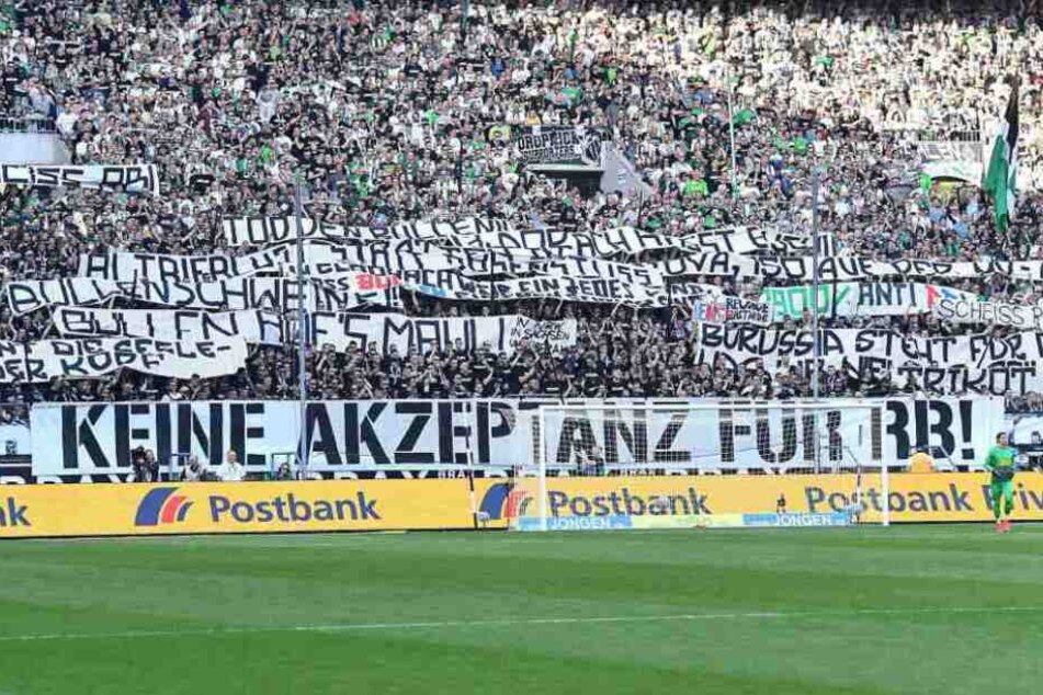 Mit zahlreichen Spruchbändern haben Gladbach-Fans am Samstag für Entsetzen gesorgt.