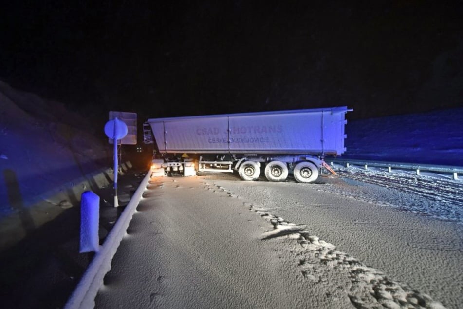 Auf der B98 bei Bischofswerda stellte sich ein Brummi quer.