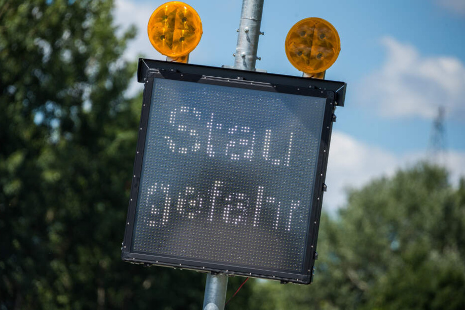 Auf einem Schild auf der Autobahn bei Bremen wird "Staugefahr" angezeigt.