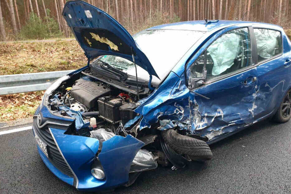 Schwerer Frontal-Crash mit mehreren Verletzten: Autos schleudern über die Fahrbahn