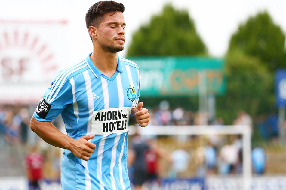 Augen zu und durch! Nationalspieler Stefano Cincotta stand in dieser Saison noch keine
einzige Minute auf dem Platz.