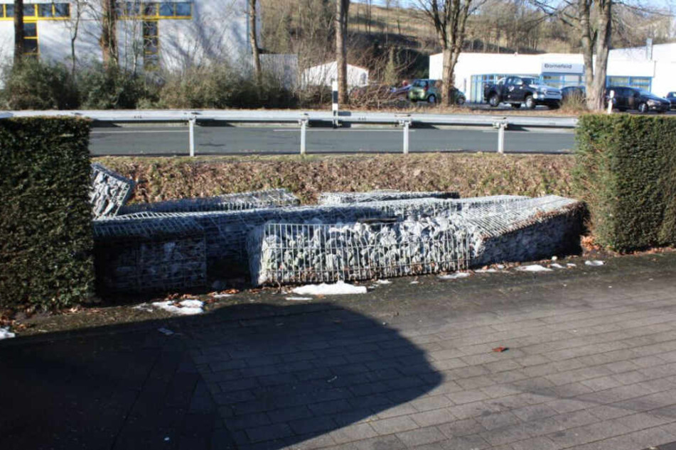 Der Lkw-Fahrer hat diese Mauer aus Steinkörben überrollt.