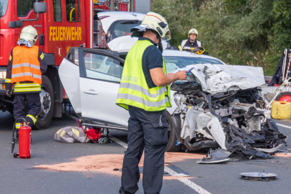 Frontal war die Frau auf einen Transporter aufgefahren.