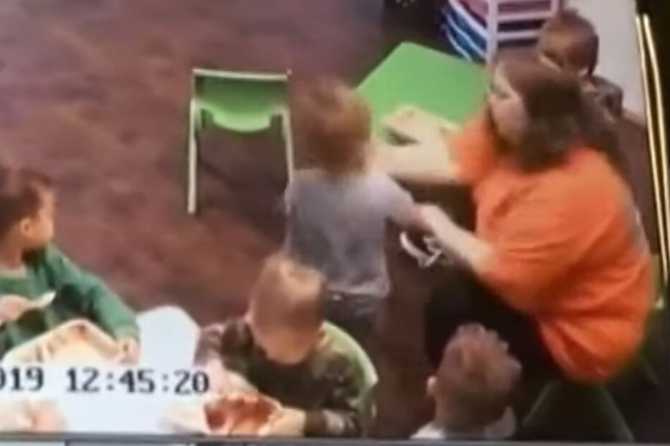 Video zeigt brutale Tat: Kindergärtnerin schlägt Kleinkind ins Gesicht