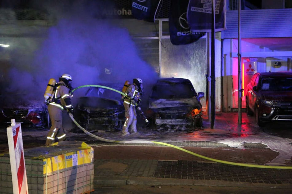 Autos brennen im Autohaus.