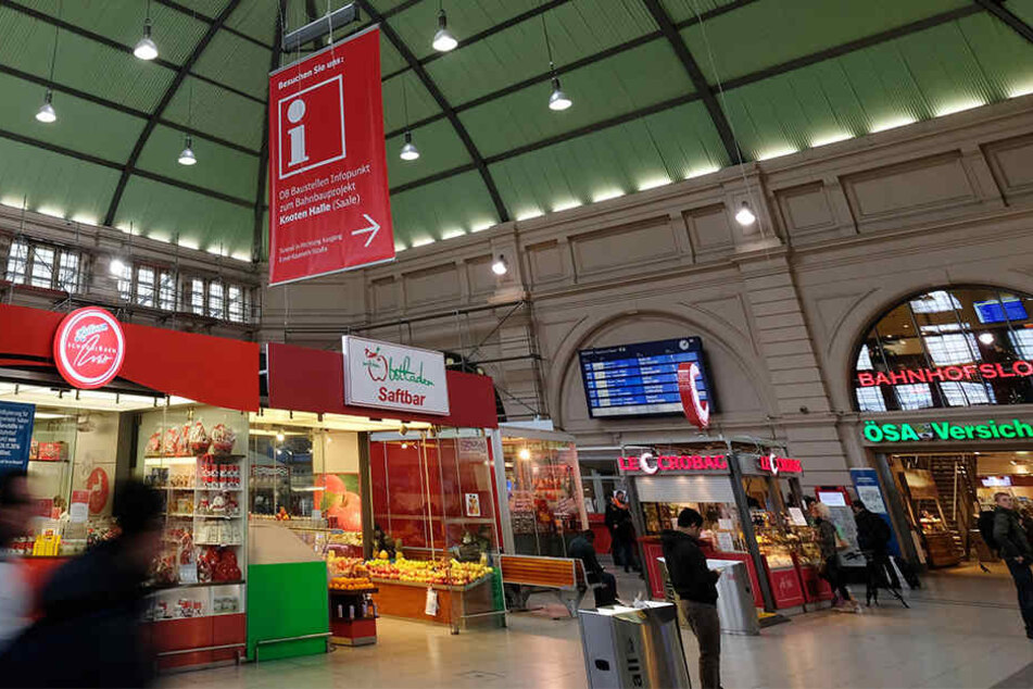 Das DB-Reisezentrum sowie ein Tabakgeschäft im Hauptbahnhof Halle wurden von einem Mann überfallen.