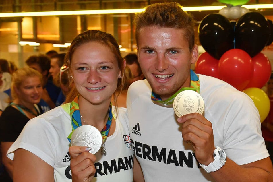 Steffi Kriegerstein mit ihrer Silbermedaille und Tom Liebscher mit seinem Olympia-Gold.