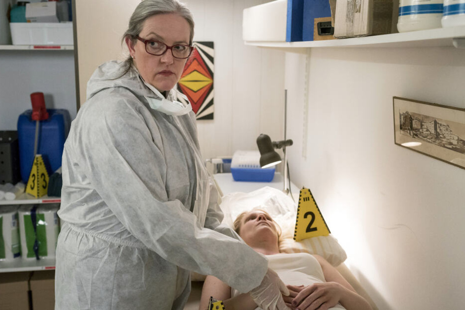 Rechtsmedizinerin Greta Leitner (Sybille J. Schedwill, links) untersucht das Todesopfer am Tatort, ein Ruheraum der Notfallambulanz.