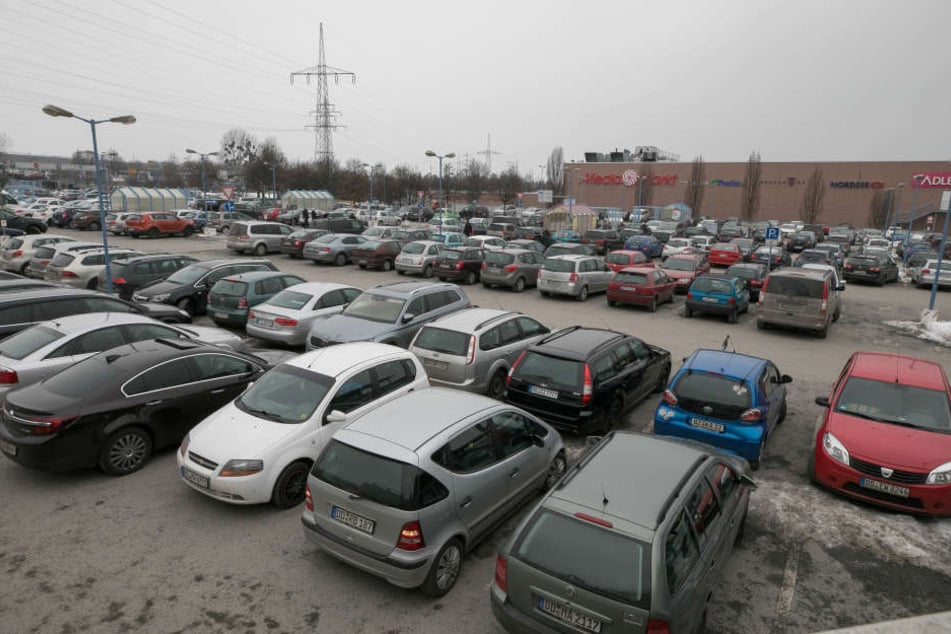 Hier wird alles anders: Das alte Parkdeck verschwindet. Es bleiben 2000
Plätze. Geplant ist ein „neues, aufgeräumtes, modernes Parkdeck“.