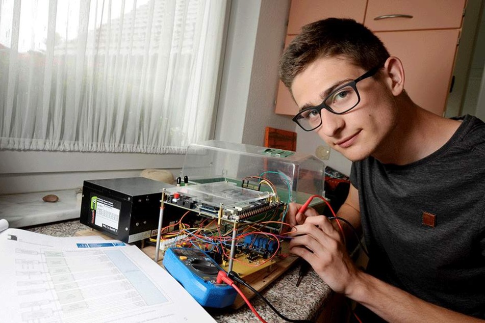 Florian Winkler (18) mit seinem selbst entwickelten Hightech-Gewächshaus.