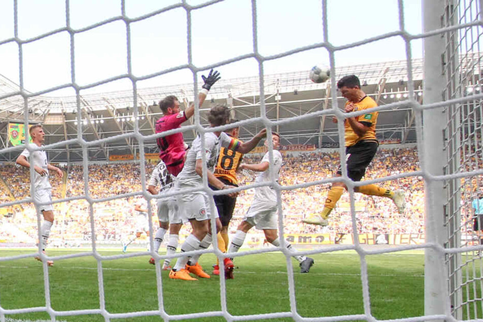Jannis Nikolaou (r.) trifft per Kopf - sein erstes Tor beim verrückten 3:3 der Dynamos gegen den FC St. Pauli im August.
