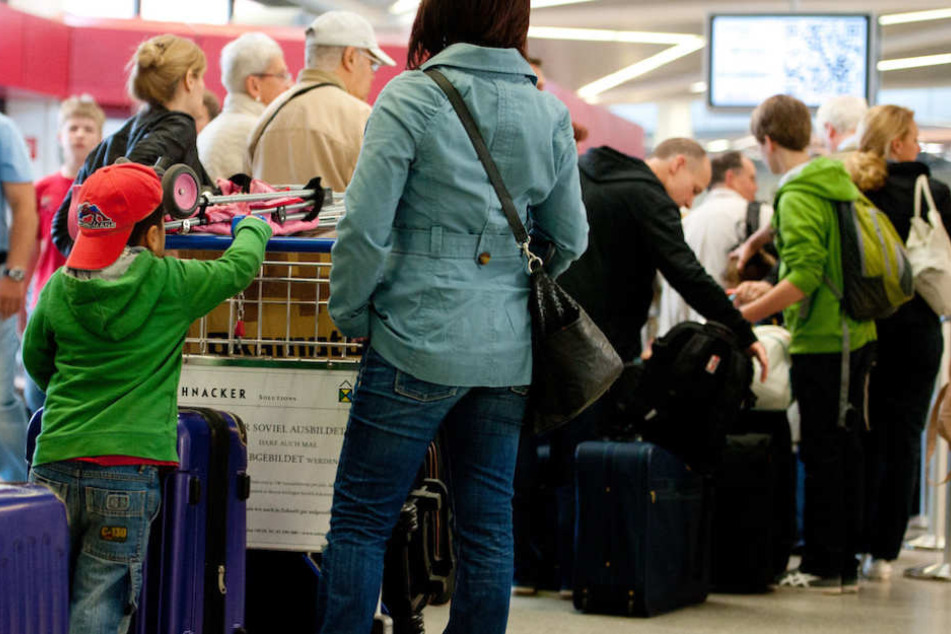 Wie hier am Flughafen Tegel wird es voll an den Check-In-Schaltern. (Archivbild)