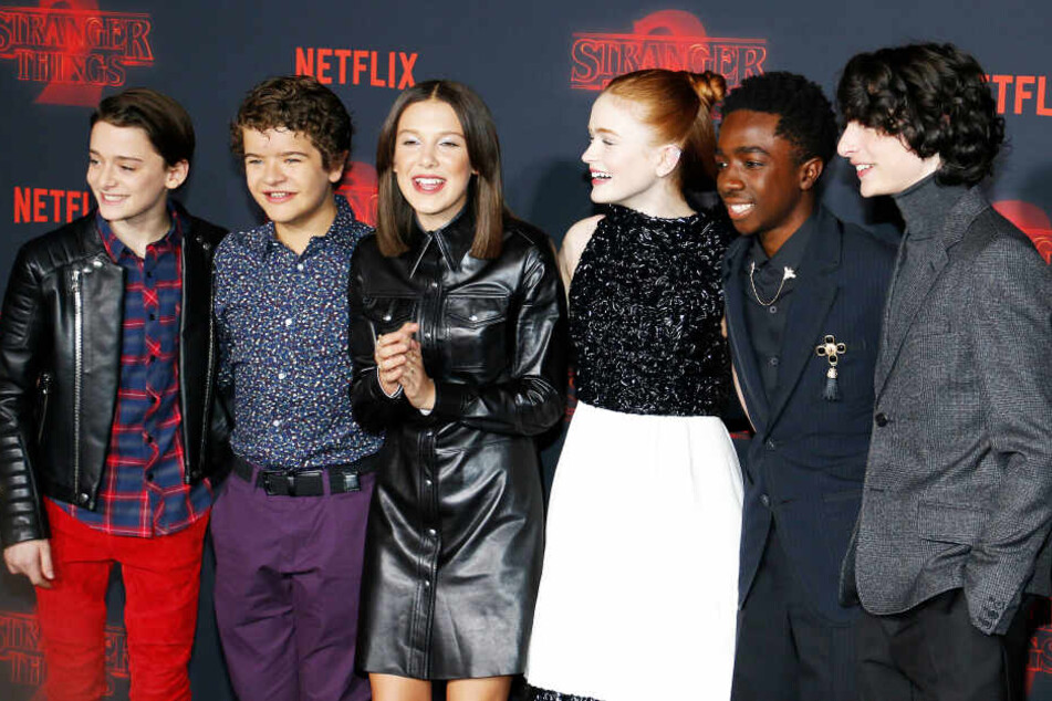 Die Stars der Serie Noah Schnapp, Gaten Matarazzo, Millie Bobby Brown, Sadie Sink, Caleb McLaughlin und Finn Wolfhard bei der Premiere von "Stranger Things" Staffel 2 im Regency Village Theater in Westwood am 26. Oktober 2017.
