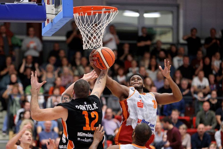 Joe Lawson (re.) von den Niners mit einem Punktversuch.