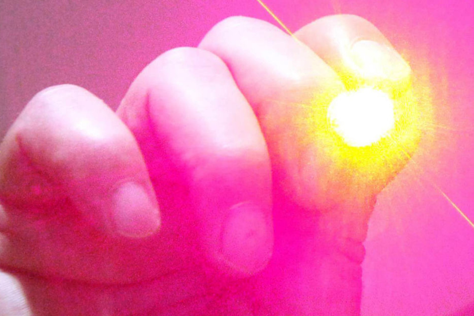 Mit einem Laserpointer blendete der Täter den Polizeihubschrauber. (Symbolbild)