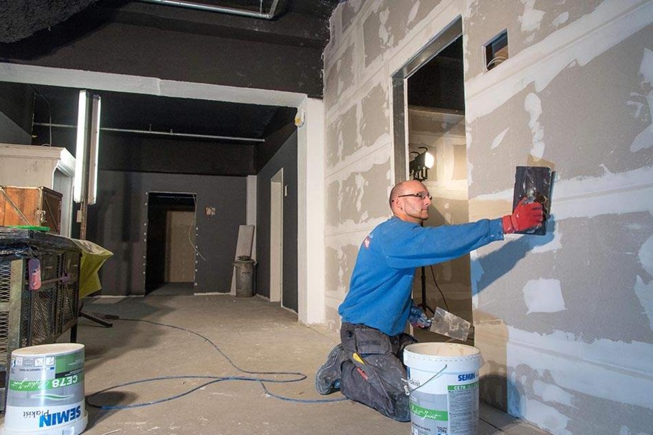 Im einstigen Stadtkeller entsteht eine Spielwiese der besonderen Art. Im Rawema-Haus baut Mario Strauß (38) mit an neuen Escape Rooms - Zimmern, die Spielern Rätsel aufgeben.