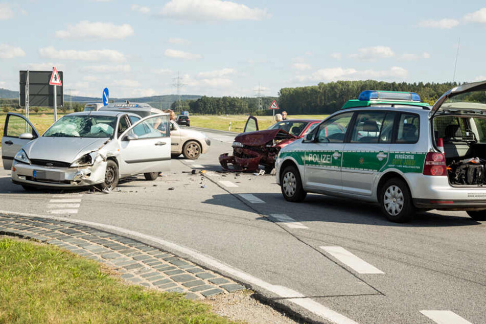 Auf der B98 hat es am Mittwochnachmittag heftig gekracht.