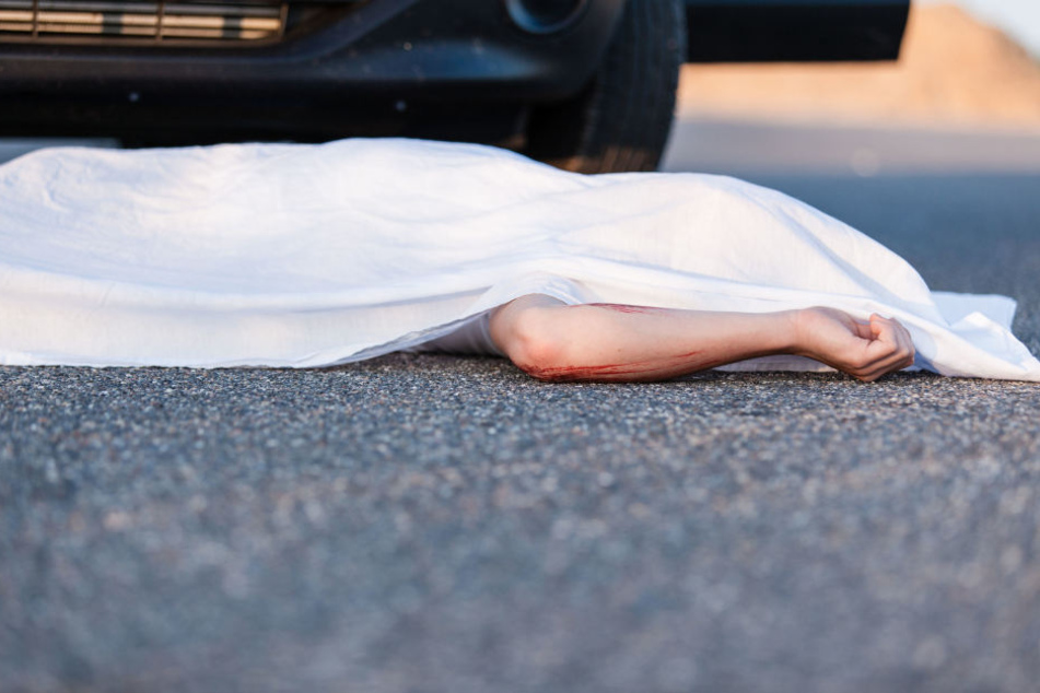 Der verunglückte Fußgänger verstarb nach dem heftigen Crash noch am Unfallort. (Symbolbild)