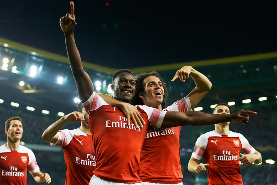 So sieht man Danny Welbeck (vorne-Mitte) viel lieber: Vor zwei Wochen bejubelte er mit seinen Teamkollegen um Matteo Guendouzi (Zweiter von rechts) seinen Siegtreffer zum 1:0-Auswärtserfolg bei Sporting Lissabon.