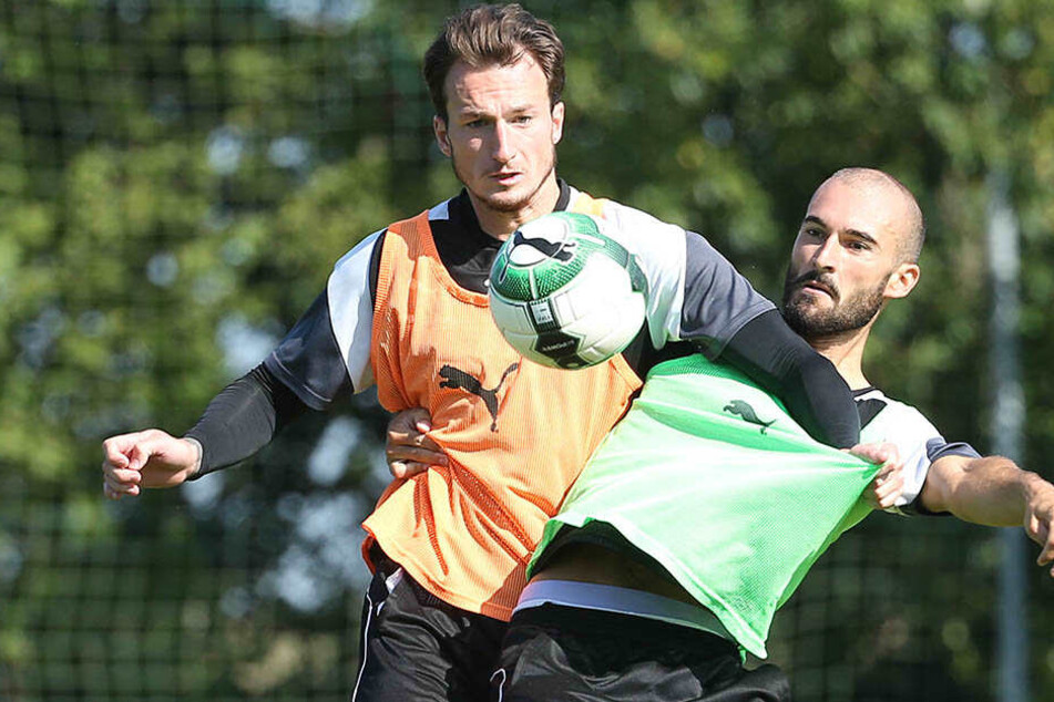 Nico Antonitsch (r.) beim Training im Zweikampf mit Dimitrios Ferfelis.