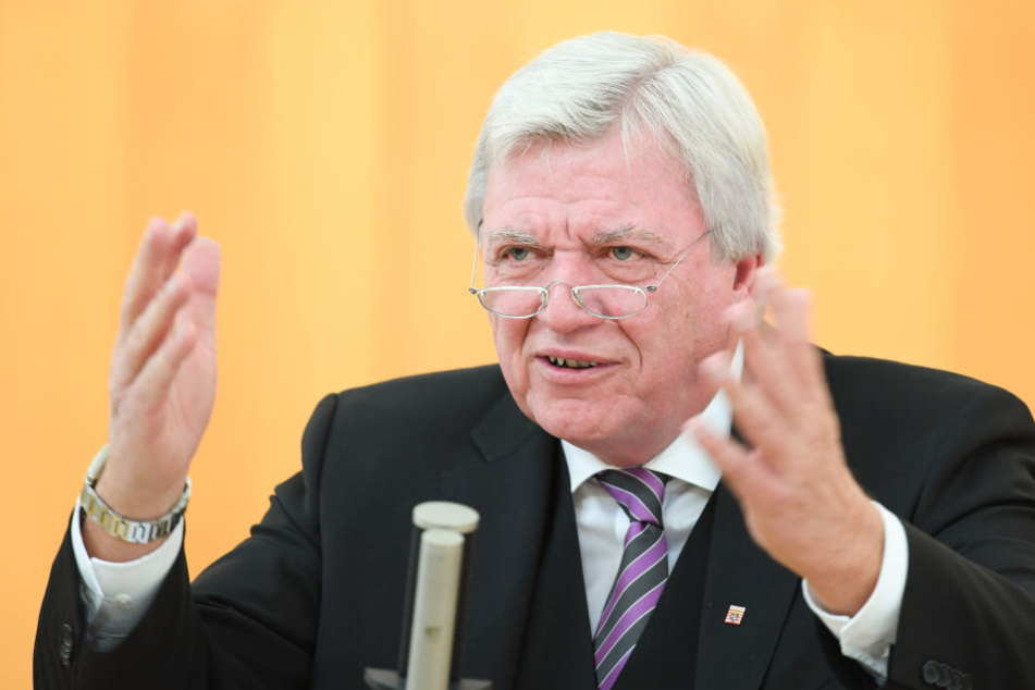 Volker Bouffier, Hessens Ministerpräsident (CDU), will das Grundrecht auf Asyl schützen.