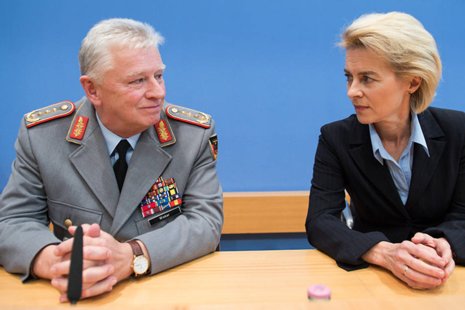 Generalinspekteur der Bundeswehr, Volker Wieker, mit Von der Leyen bei einer Pressekonferenz 2015.