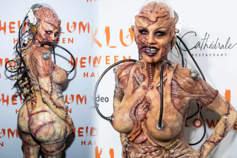 Heidi Klum (46) voller Blut und mit heraushängenden Organen. Soll das eine Art Cyborg sein?