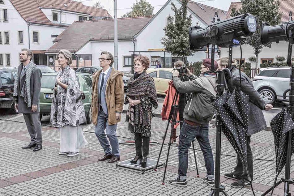 Vor der Leubener Operette erinnern sich die gealterten Stars an ihre Erfolge in jungen Jahren.