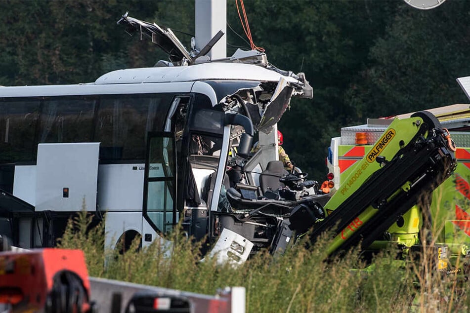 Ein deutscher Reisebus ist in der Schweiz verunglückt.