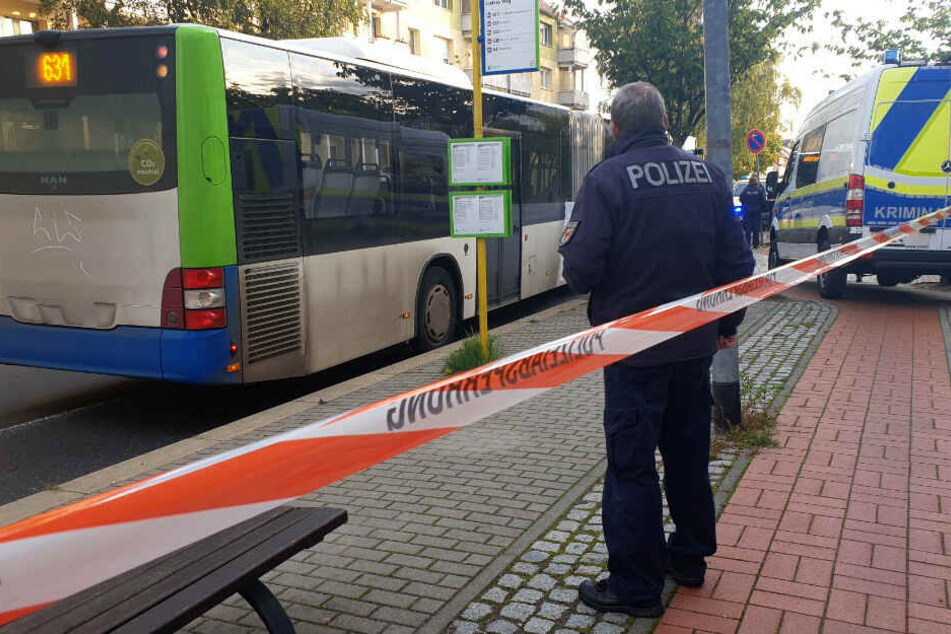 Ein Polizist steht an der Unfallstelle.