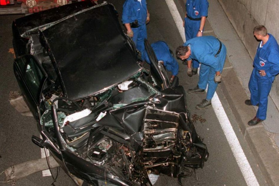 Ein Bild, das um die Welt ging: Der Wagen, mit dem die "Königin der Herzen" verunglückte.