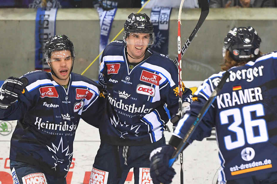 Tadas Kumeliauskas (Mitte) bejubelt seinen ersten Treffer für die Eislöwen gegen Crimmitschau.
