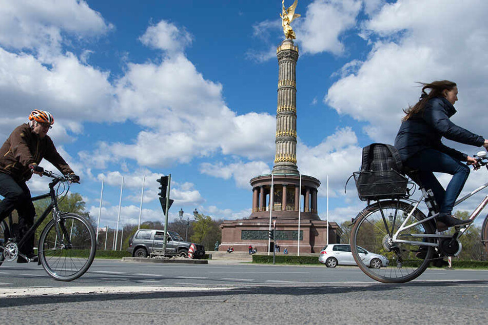 Die Fahrradwege in Berlin werden in den nächsten Jahren massiv ausgebaut, die Autofahrer müssen zurückstecken. Das ist das neue Ergebnis der Einigung zwischen rot-rot-grünem Senat und den Fahrrad-Initiativen auf erste Inhalte eines neues Radgesetzes.
