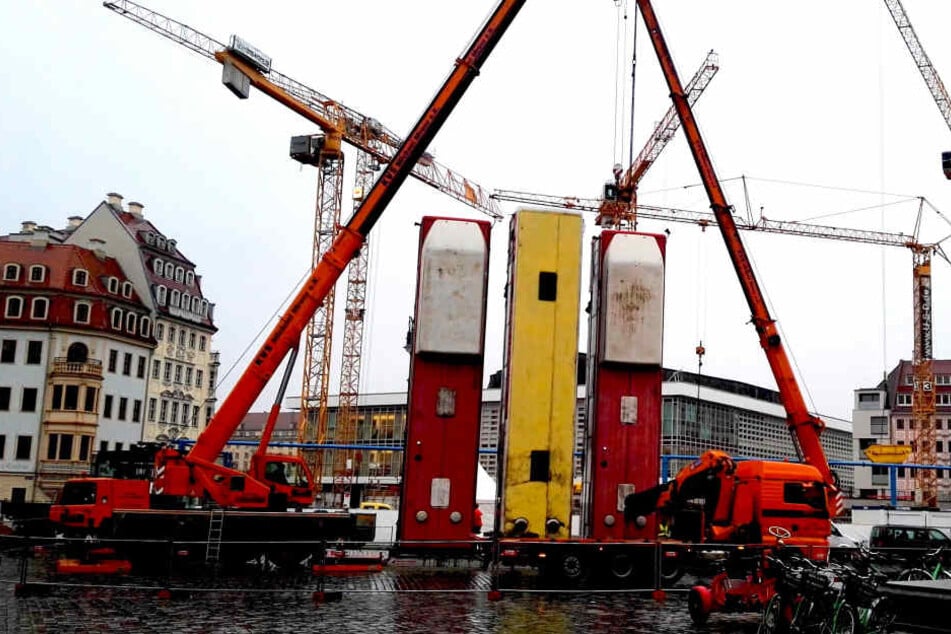 Das Ende eines umstrittenen Kunstwerks. Im strömenden Regen beginnen die Kräne mit ihrer Arbeit.