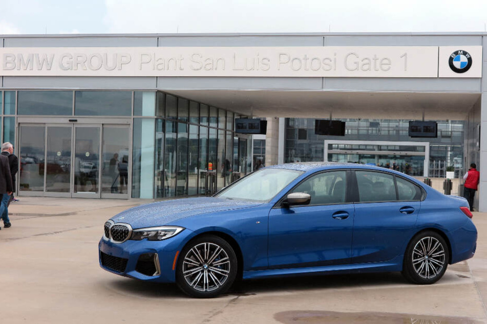 Ein Fahrzeug steht vor dem neuen BMW-Werk in San Luis Potosí.