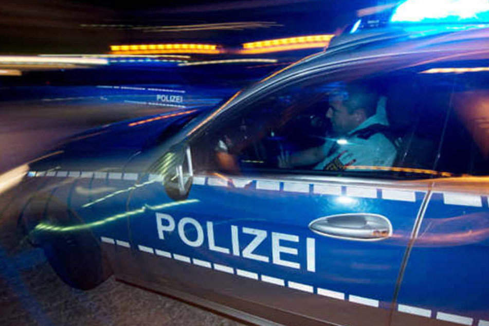 In Neukölln wurde ein Einsatzwagen der Polizei bei einem Unfall an einer Kreuzung stark demoliert. (Symbolbild)
