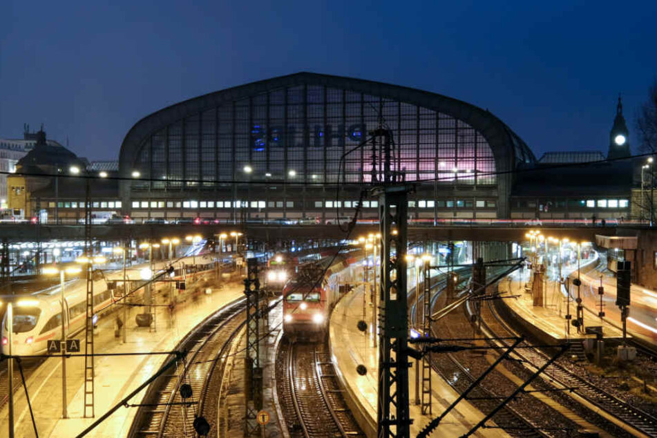 Der Hamburger Hauptbahnhof soll laut SPD und Grünen schleunigst ausgebaut werden.