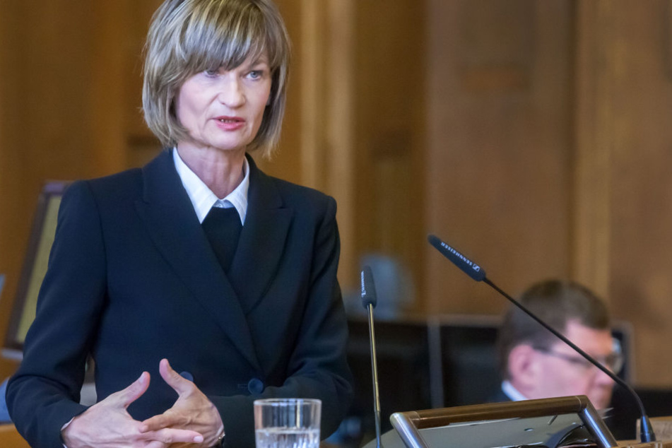 OB Barbara Ludwig (54, SPD) plant schon mal die Festigkeiten 2018.