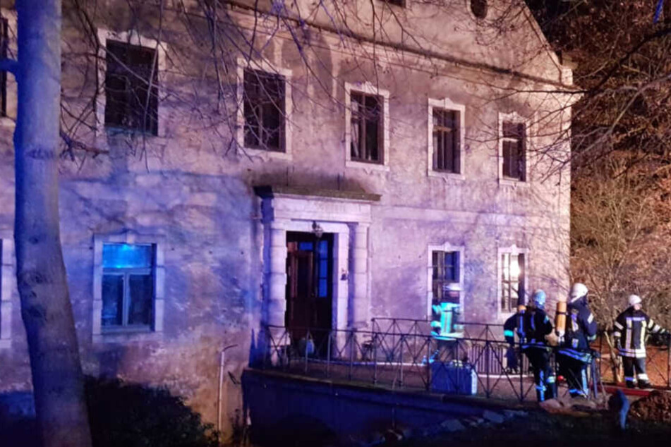 Brand im Wasserschloss Falkenhain: Feuerwehr spricht von neun Verletzten